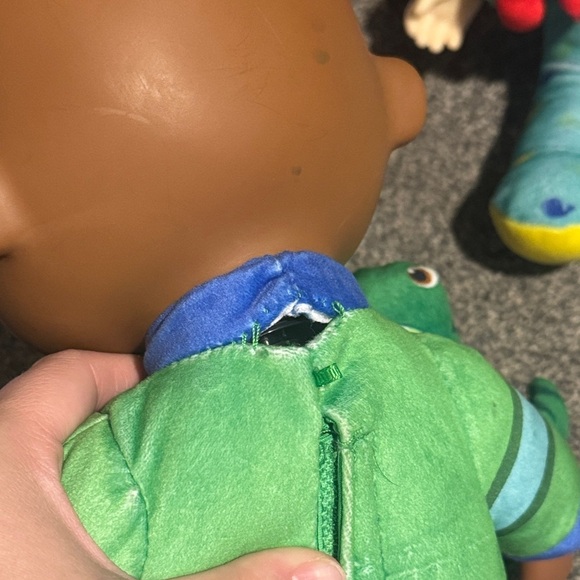 CoComelon JJ and Cody 12” Singing Plush Doll Set - Green and Blue - Picture 7 of 7